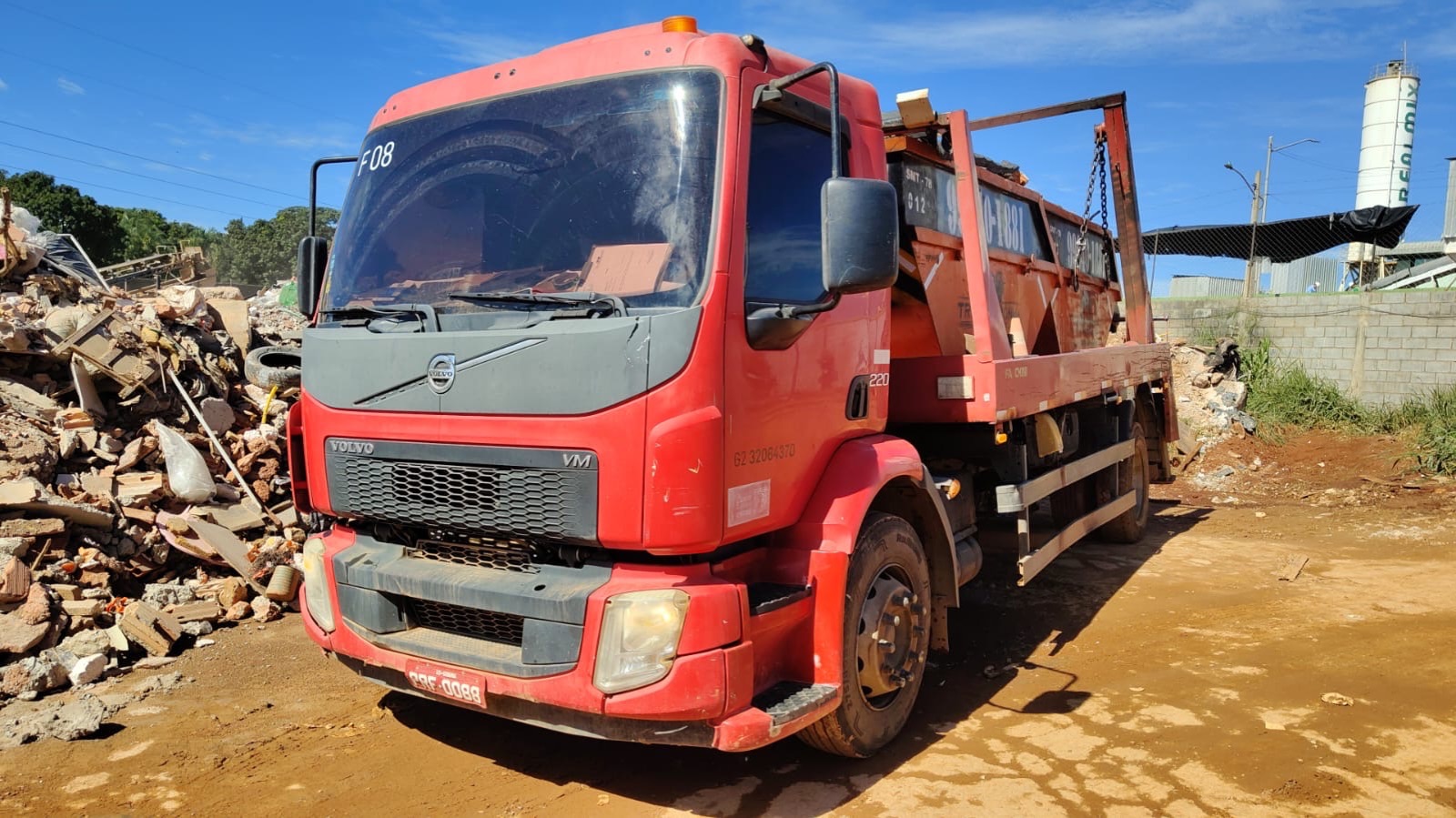 Caminhão poliguindaste Volvo da Transnoronha no pátio, pronto para atender obra